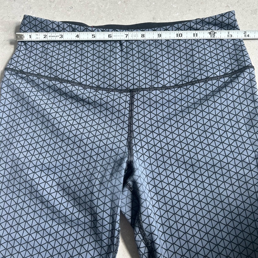 Victoria’s Secret VSX Sport Knockout Crop geometric Grey Black Sz S leggings - Picture 7 of 11